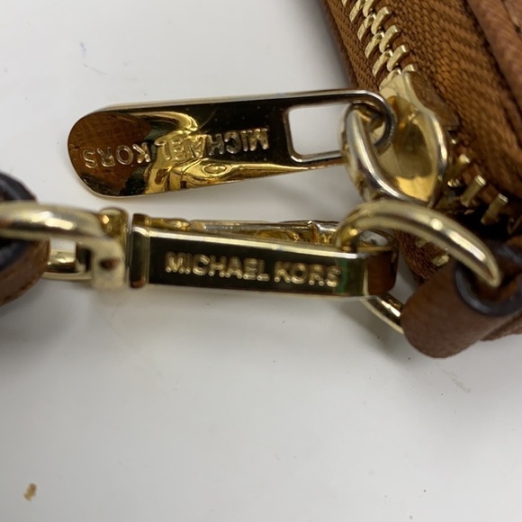 𝅺MICHAEL Kors leather brown wristlet zipper closure - Picture 3 of 8